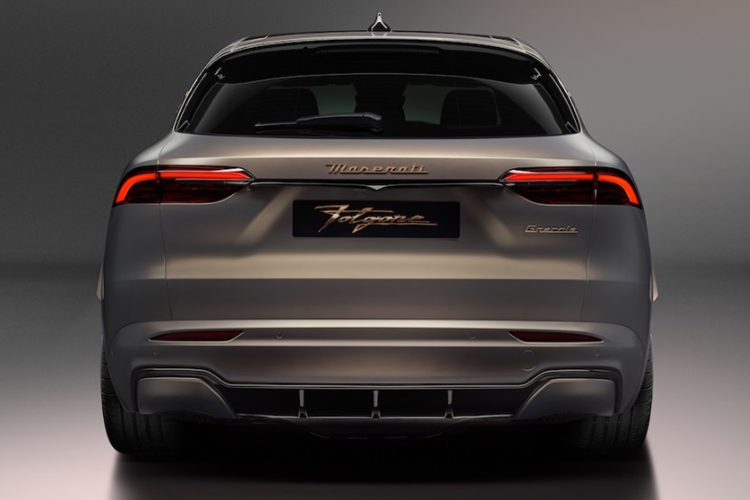 Người lái xe sẽ có quyền truy cập vào toàn bộ công suất đầu ra của Grecale Folgore ở chế độ Sport, trong khi GT giới hạn mọi thứ ở mức 80% và Max Range ở mức 75% hoặc 50% nếu bộ giới hạn công suất được kích hoạt. Mức giá xe Maserati Grecale Folgore 2024 chưa công bố, nó chỉ được bán ra với một phiên bản duy nhất.