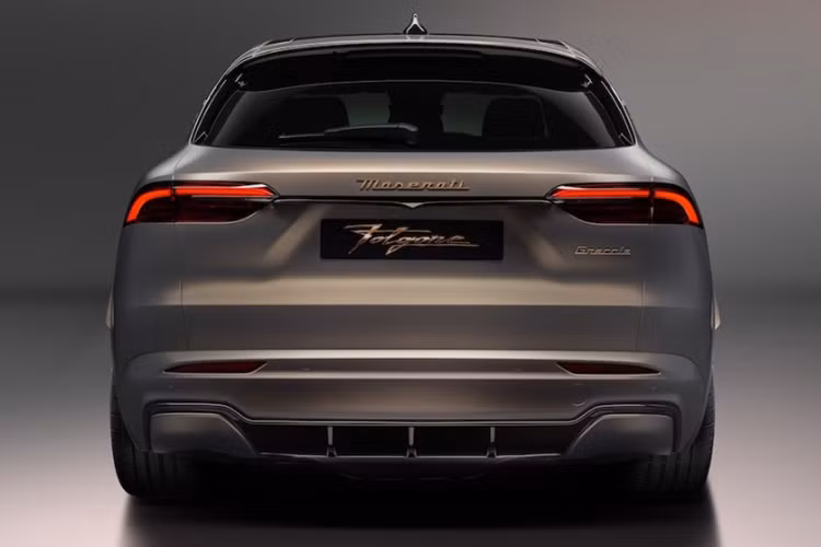 Người lái xe sẽ có quyền truy cập vào toàn bộ công suất đầu ra của Grecale Folgore ở chế độ Sport, trong khi GT giới hạn mọi thứ ở mức 80% và Max Range ở mức 75% hoặc 50% nếu bộ giới hạn công suất được kích hoạt. Mức giá xe Maserati Grecale Folgore 2024 chưa công bố, nó chỉ được bán ra với một phiên bản duy nhất.