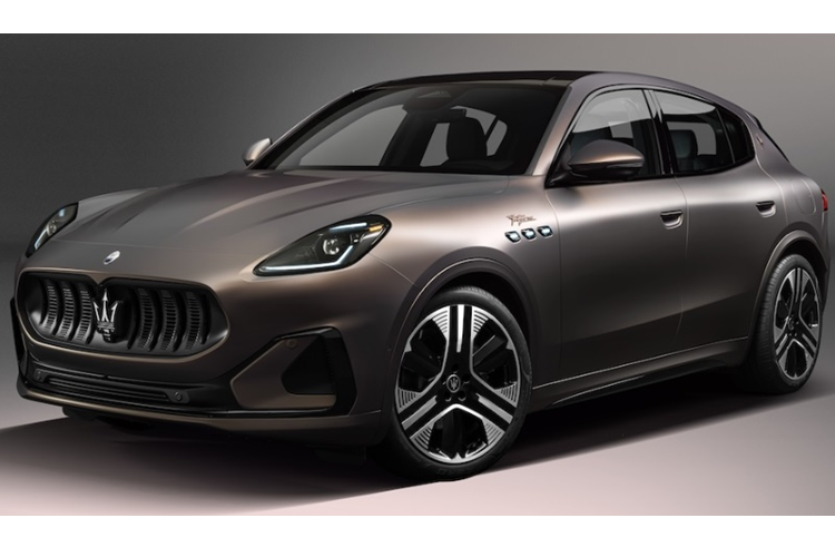Mẫu xe SUV điện Maserati Grecale Folgore không có ống xả, bộ khuếch tán phía sau cũng được tinh chỉnh để gắn hai loa phát ra âm thanh bắt buộc nhằm cảnh báo người đi bộ về một chiếc xe điện đang lao tới.