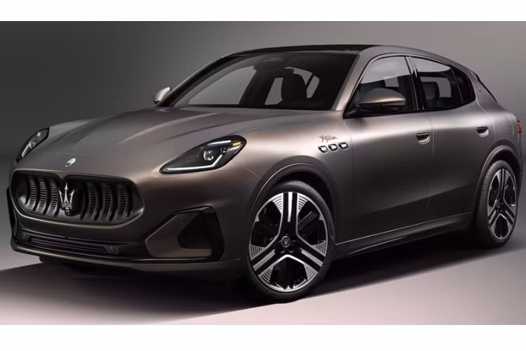 Mẫu xe SUV điện Maserati Grecale Folgore không có ống xả, bộ khuếch tán phía sau cũng được tinh chỉnh để gắn hai loa phát ra âm thanh bắt buộc nhằm cảnh báo người đi bộ về một chiếc xe điện đang lao tới.