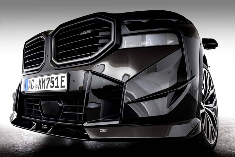 Khoang nội thất của xe được nâng cấp nhẹ với lẫy chuyển số mới cùng phần ốp bàn đạp nhôm. Mẫu xe hàng đầu của BMW XM sau khi được nâng cấp gói độ AC Schnitzer có khoảng sáng gầm thấp hơn khoảng từ 20 – 25 mm nhờ bộ lò xo mới.