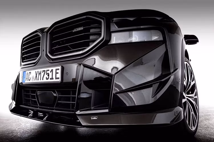 Khoang nội thất của xe được nâng cấp nhẹ với lẫy chuyển số mới cùng phần ốp bàn đạp nhôm. Mẫu xe hàng đầu của BMW XM sau khi được nâng cấp gói độ AC Schnitzer có khoảng sáng gầm thấp hơn khoảng từ 20 – 25 mm nhờ bộ lò xo mới.