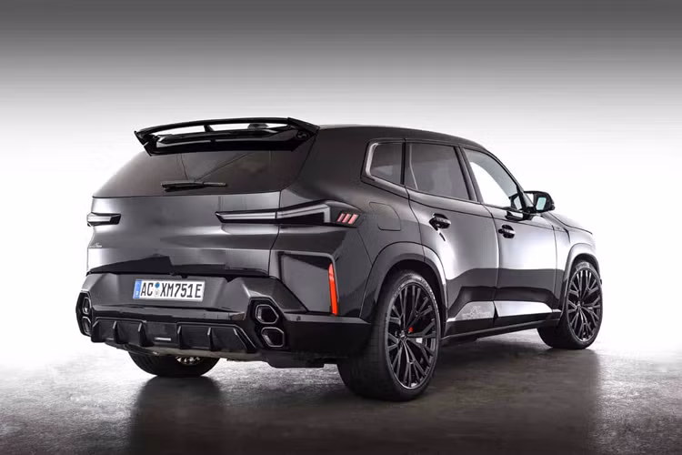 AC Schnitzer đã nâng cấp diện mạo bên ngoài của BMW XM bằng cách bổ sung thêm các chi tiết ở phần cản trước xe như bộ líp trước, các chi tiết ốp giúp đem tới một diện mạo dữ dằn hơn. Ở phía sau, xe cũng được trang bị cánh lướt gió nhỏ cũng như bộ khuếch tán gió ở phía dưới.