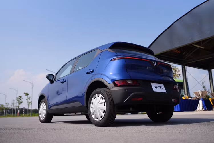 Mức giá xe Vinfast VF5 tại Việt Nam bán ra chỉ 479 triệu đồng. Tuy nhiên, giá sàn của xe điện nhập khẩu tại Malaysia đang được áp dụng ở mức 100.000 ringgit (tương đương 542 triệu đồng). Vì thế, mức giá của VinFast VF5 tại đây khó có thể thấp hơn con số này.