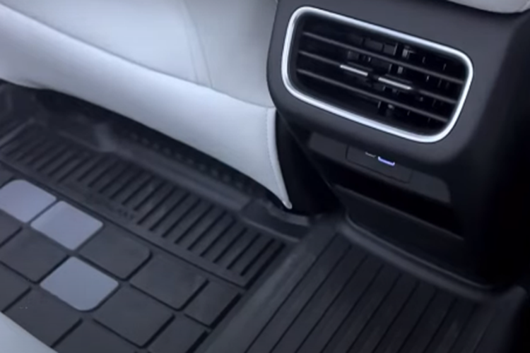 Hệ thống sức mạnh của Galaxy L6 sẽ đến từ khối động cơ hybrid bao gồm máy xăng và điện mô-tơ kép P1+P2 và hộp số DHT Pro 3 cấp. Trong đó, động cơ xăng 4 xi-lanh, dung tích 1.5 lít trên xe Geely Galaxy L6 sẽ sản sinh ra công suất tối đa 163 mã lực và mô-men xoắn cực đại 225 Nm, còn động cơ điện có công suất tối đa 145 mã lực, mô-men xoắn cực đại là 338 Nm.