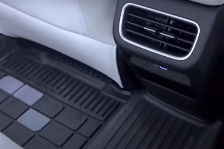 Hệ thống sức mạnh của Galaxy L6 sẽ đến từ khối động cơ hybrid bao gồm máy xăng và điện mô-tơ kép P1+P2 và hộp số DHT Pro 3 cấp. Trong đó, động cơ xăng 4 xi-lanh, dung tích 1.5 lít trên xe Geely Galaxy L6 sẽ sản sinh ra công suất tối đa 163 mã lực và mô-men xoắn cực đại 225 Nm, còn động cơ điện có công suất tối đa 145 mã lực, mô-men xoắn cực đại là 338 Nm.