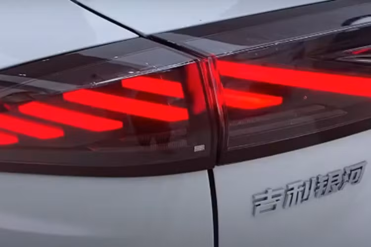 Nó cũng sẽ lần đầu tiên được trang bị tính năng định vị bản đồ Geely và hỗ trợ tính năng nhắc nhở đếm ngược đèn giao thông. Ngoài ra, chiếc xe mới còn có hình nền AI sáng tạo-Wow và chức năng tương tác bằng giọng nói ngoài xe dựa trên công cụ tìm kiếm ngôn ngữ thông minh AI.