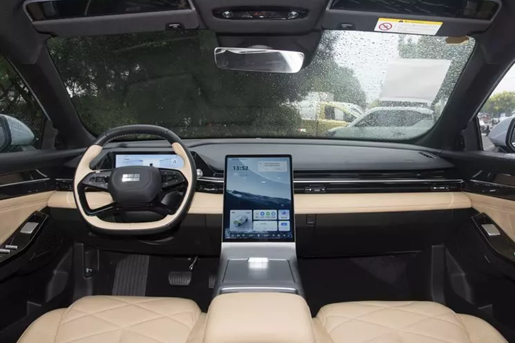 L6 được định vị là một chiếc xe sedan nhỏ gọn, mức giá xe Geely Galaxy L6 2024 từ 115.800 đến 149.800 nhân dân tệ (tương đương 377 triệu đến 488 triệu đồng), chiếc xe được sản xuất dựa trên kiến trúc e-CMA và sẽ được trang bị hệ thống plug-in hybrid Thor Electric Hybrid 8848.