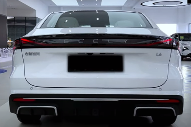 Như vậy, công suất tối đa toàn diện của hệ thống hybrid này sẽ đạt 390 mã lực và mô-men xoắn cực đại là 535 Nm. Geely Galaxy L6 cần thời gian 6,3 giây để tăng tốc từ vị trí xuất phát lên 100 km/h, phạm vi hoạt động hoàn toàn bằng điện là 125 km, theo chu trình thử nghiệm CLTC của Trung Quốc, mức tiêu thụ nhiên liệu của xe là 4,55 lít/100km và phạm vi hoạt động toàn diện là 1.370 km.