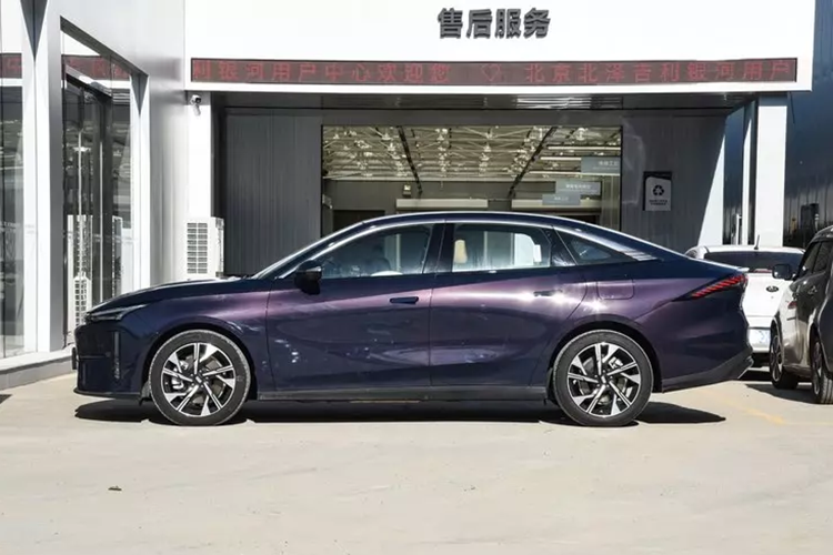 Ngoài màu sơn mới, chiếc xe Geely Galaxy L6 phiên bản năm con rồng không có gì thay đổi so với xe bán ra trước đó.