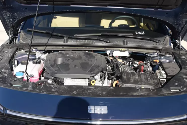 Mặt trước của chiếc xe mới áp dụng cách xử lý lưới tản nhiệt khép kín, các nhóm ánh sáng phân chia và các thành phần dải ánh sáng xuyên suốt, làm cho hiệu ứng hình ảnh trở nên tiên phong hơn. Việc bổ sung các nhóm đèn dọc hai bên cũng giúp nâng cao tính phân cấp trực quan của xe.