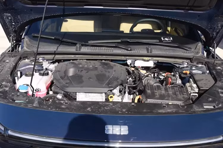 Mặt trước của chiếc xe mới áp dụng cách xử lý lưới tản nhiệt khép kín, các nhóm ánh sáng phân chia và các thành phần dải ánh sáng xuyên suốt, làm cho hiệu ứng hình ảnh trở nên tiên phong hơn. Việc bổ sung các nhóm đèn dọc hai bên cũng giúp nâng cao tính phân cấp trực quan của xe.