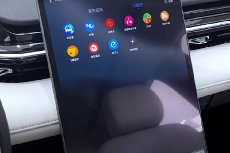 Điều đáng nói là ghế ngồi trên xe mới áp dụng thiết kế bao quanh mềm mại 270°, kết hợp với mái vòm nhìn kép, hệ thống đèn viền nội thất 256 màu, hệ thống hương thơm thông minh và cấu hình buồng lái được cá nhân hóa, mang lại cảm giác thoải mái trong xe. kinh nghiệm.