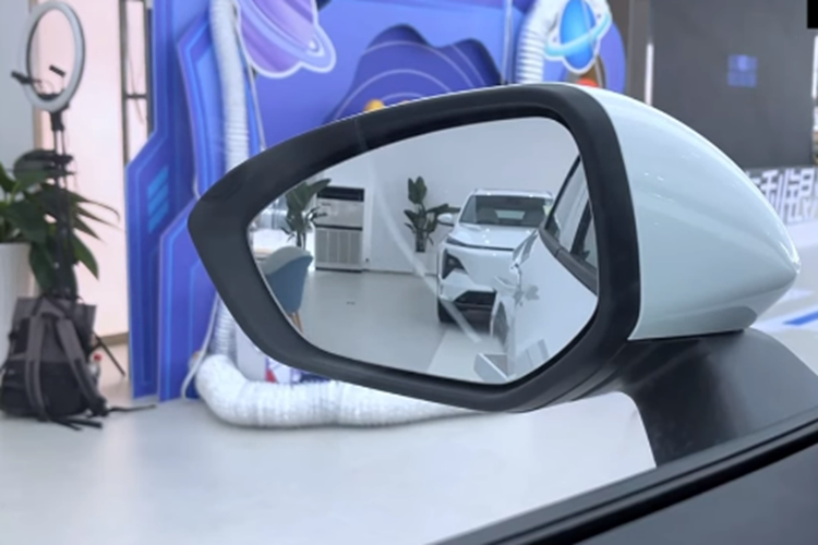 Ở phía sau, việc bổ sung cụm đèn hậu xuyên thấu và hình dạng bộ khuếch tán kích thước lớn bên dưới không chỉ nâng cao tính phân lớp trực quan mà còn tăng đáng kể bầu không khí thể thao.