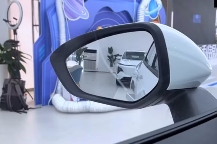 Ở phía sau, việc bổ sung cụm đèn hậu xuyên thấu và hình dạng bộ khuếch tán kích thước lớn bên dưới không chỉ nâng cao tính phân lớp trực quan mà còn tăng đáng kể bầu không khí thể thao.