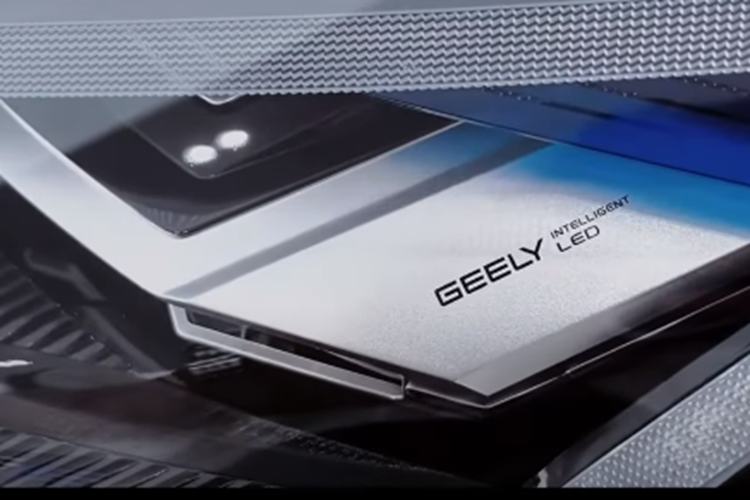 Về nội thất, xe áp dụng thiết kế khoang lái bao quanh, đồng hồ LCD sọc hẹp 10,25 inch và màn hình điều khiển trung tâm dọc 13,2 inch mang đến cho chiếc xe này cảm giác công nghệ vừa đủ. Geely Galaxy L6 sẽ được trang bị chip Qualcomm Snapdragon 8155 và hệ điều hành Galaxy N.