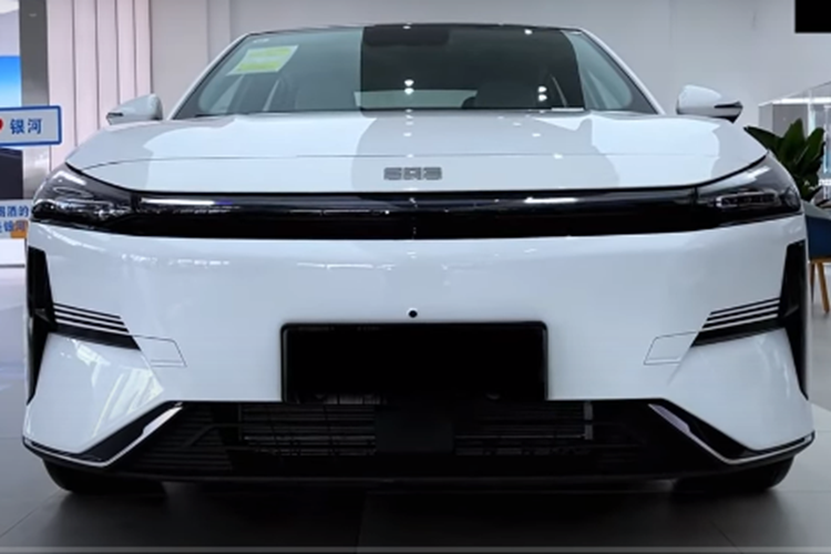 Tất nhiên, hình dạng logo thương hiệu mới cũng tăng thêm sự mới mẻ về mặt thị giác. Nhìn từ bên cạnh, chiếc xe mới có hình dáng fastback và được trang bị tay nắm cửa ẩn và bánh xe cản gió thấp. Về kích thước thân xe, chiều dài, chiều rộng và chiều cao lần lượt là 4782/1875/1489mm, chiều dài cơ sở là 2752mm và hệ số cản là 0,26Cd.