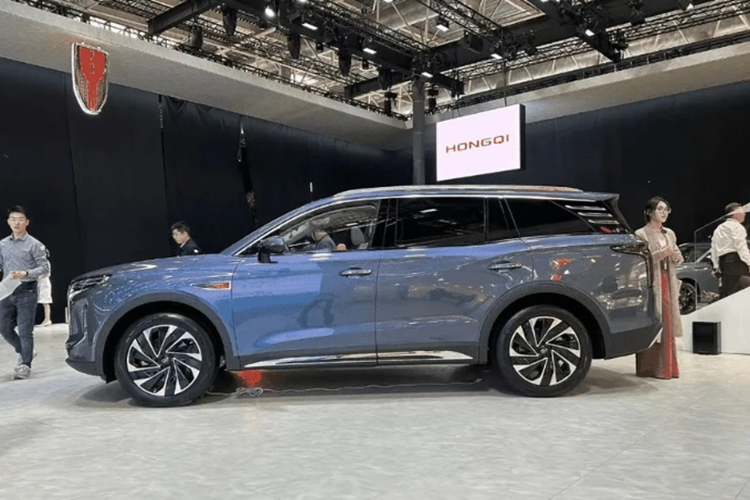 Hai dải đèn LED chạy ban ngày cũng được đặt dọc giống như lưới tản nhiệt, trong khi cụm đèn pha ở trên lại có tạo hình thanh mảnh và sắc nét hơn. Phía đuôi xe có cụm đèn hậu hình mũi tên được thiết kế tràn sang 2 bên, nối với nhau nhờ thanh chrome mỏng cùng dải LED màu đỏ.