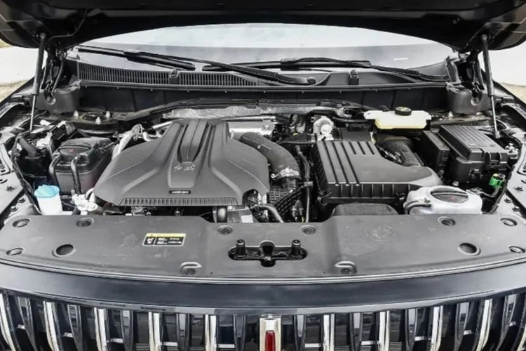 Toàn bộ ghế ngồi trên xe đều được bọc da, đi cùng các tính năng hiện đại như: sưởi, thông gió và massage ở cả hàng trước và sau. Ở ghế lái là loại chỉnh điện trong khi hàng 2 là ghế ngồi chỉnh cơ.