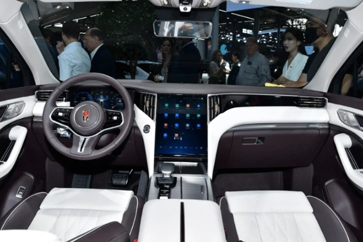 Ở phiên bản mới này, xe có thêm ký hiệu PHEV bên cạnh tên HS7 để giúp người dùng dễ dàng phân biệt các phiên bản của xe. HS7 PHEV được trang bị bộ mâm 5 chấu có kích thước 20 inch, cùng cổng sạc điện được tích hợp ở 2 bên hông gần đuôi xe.