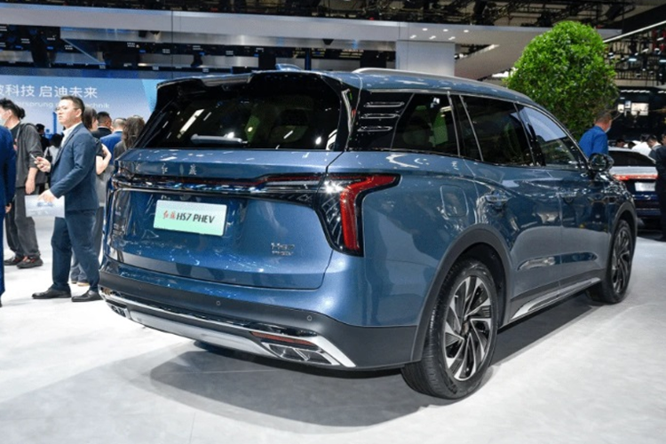 Cung cấp sức mạnh cho HS7 PHEV là sự kết hợp của động cơ xăng 2.0L với mô tô điện, pin lithium-ion ternary dung lượng 20,14 kWh của CATL. Động cơ xăng có công suất 163 mã lực, cho vận tốc tối đa 180 km/h. Trong khi đó, phạm vi hoạt động thuần điện của xe là 92 km/lần sạc ở bản dẫn động 2 cầu và 83 km/sạc ở bản dẫn động 4 cầu.