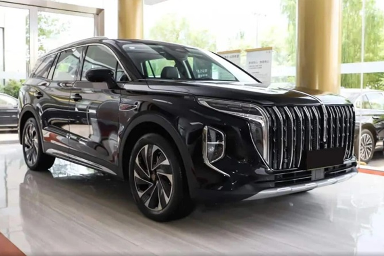 Được định vị ở phân khúc SUV cỡ C, Hongqi HS7 PHEV 2024 mới sở hữu kích thước dài x rộng x cao lần lượt là 4.995 x 1.960 x 1.760 mm, chiều dài cơ sở 2.920 mm. Về ngoại thất, bản PHEV không có nhiều sự thay đổi so với HS7 chạy xăng hiện hành.