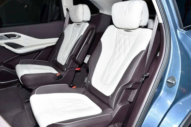 Về nội thất, cách bố trí bên trong khoang cabin của HS7 PHEV cũng không khác gì bản xăng. Xe được trang bị các tiện ích như: màn hình cảm ứng dạng dọc đặt ở trung tâm, vô lăng 3 chấu tích hợp phím chức năng và cần số to bản.