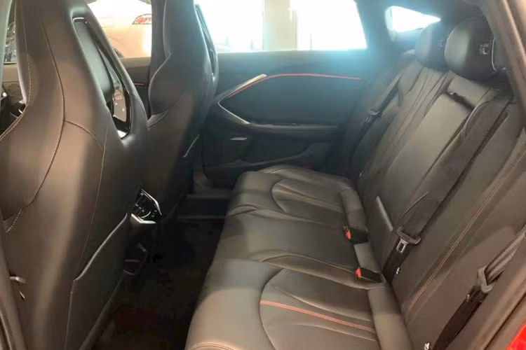 Mẫu sedan cỡ D này còn được trang bị vòm kính đóng mở Topload, hệ thống buồng lái thông minh Zebra Luoshen 8155, cửa sổ trời toàn cảnh và hệ thống âm thanh 14 loa…