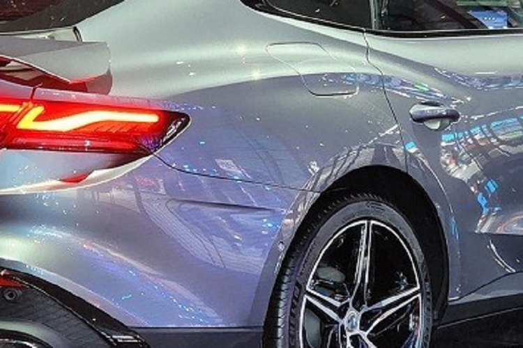 Về trang bị an toàn, MG7 sở hữu hàng loạt các tính năng hỗ trợ lái như: camera 360 độ, hệ thống kiểm soát hành trình thích ứng, hỗ trợ chuyển làn đường, hỗ trợ lái thông minh Navigation Guided Pilot, đỗ xe tự động và đỗ xe điều khiển từ xa.