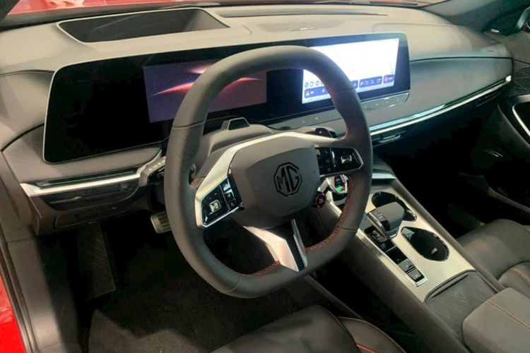 Về nội thất, MG7 sở hữu cấu hình 5 chỗ ngồi. Không gian khoang cabin của xe trông rất hiện đại, sang trọng không thua gì những mẫu xe sang Đức với bảng đồng hồ LCD toàn phần 10,25 inch, màn hình điều khiển trung tâm 12,3 inch nổi bật trên taplo và màn hình HUD.