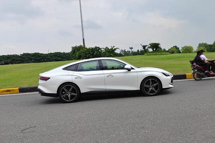 Hiện MG7 tại Việt Nam đang trong quá trình về đại lý và các tư vấn bán hàng cũng đã thông báo nhận cọc dành cho mẫu xe này. Mức giá xe MG7 2024 được đại lý thông báo dự kiến sẽ từ 700 - 800 triệu đồng (tùy phiên bản).