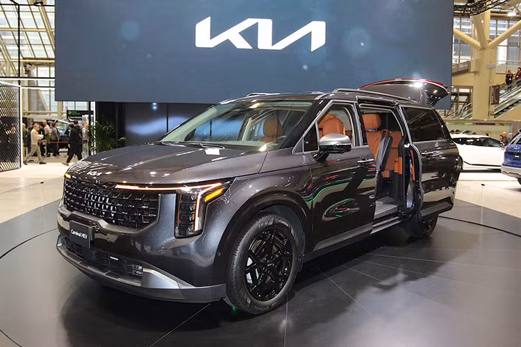 Giá bán của Kia Carnival 2025 tại Việt Nam hiện vẫn còn là ẩn số. Tuy nhiên, xe được dự đoán sẽ tăng giá so với phiên bản cũ. Xe dự đoán sẽ ra mắt trong tháng 9/2024 tới.