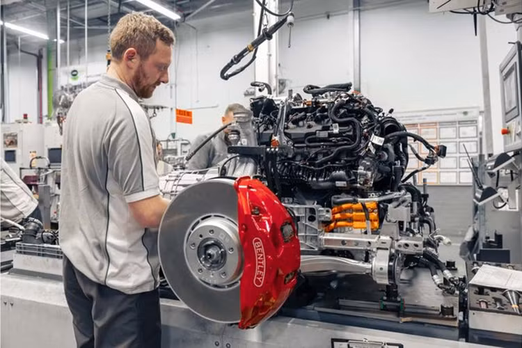 Hãng xe Anh Quốc cho biết mẫu sedan hạng sang này sẽ chuyển sang sử dụng hệ thống truyền động V8 hybrid 4.0L, thay thế cho động cơ xăng W12 trên thế hệ cũ. Bentley không đề cập đến chi tiết thông số động cơ của Flying Spur mới, nhưng cho biết đây sẽ là mẫu sedan mạnh mẽ nhất từ trước đến nay.