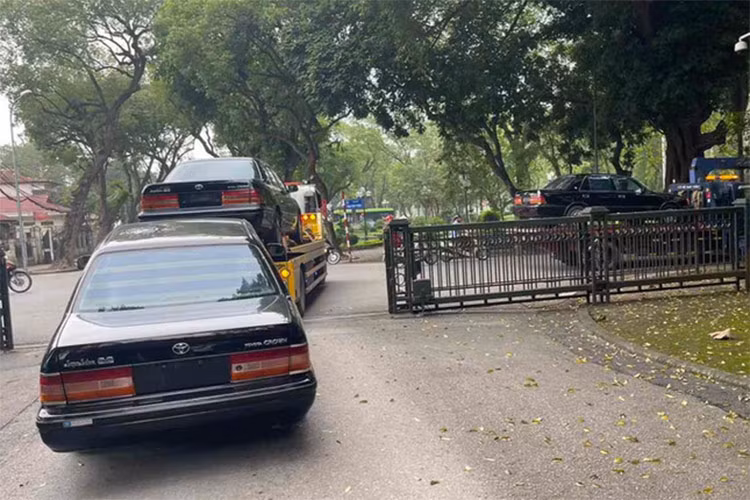 Trong đó, chiếc xe sedan Toyota Crown đấu giá đầu tiên vào lúc lúc 09h00 - 09h30; xe 2 lúc 09h00 - 09h35 và xe 3 lúc 09h00 - 09h40. Cả 3 xe đều có giá khởi điểm là 65 triệu đồng và tiền đặt cọc trước là 13 triệu đồng.