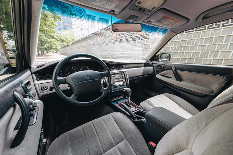 Tại Việt Nam, những người mua xe này không phải giá trị chiếc xe bởi so với xe mới, các mẫu Crown hiện rất nghèo nàn về trang bị, ăn xăng, tuổi đời cao 6 tháng phài kiểm định/lần, nếu hư hỏng phải chờ nhập linh kiện mất thời gian.