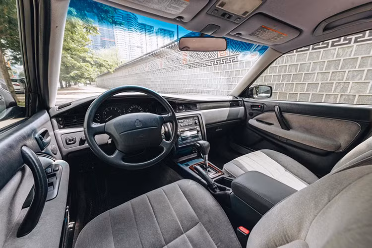 Tại Việt Nam, những người mua xe này không phải giá trị chiếc xe bởi so với xe mới, các mẫu Crown hiện rất nghèo nàn về trang bị, ăn xăng, tuổi đời cao 6 tháng phài kiểm định/lần, nếu hư hỏng phải chờ nhập linh kiện mất thời gian.