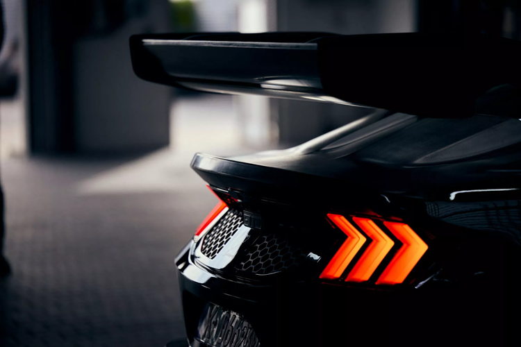 Chiếc GTD hoàn thành vòng đua Nurburgring được Ford mô tả là “nguyên bản”, ngoài các thiết bị an toàn cần thiết như khung chống lật và ghế đua có dây an toàn 5 điểm. Chiếc xe còn được trang bị Gói hiệu suất tùy chọn bao gồm bộ mâm xe magiê 20 inch nhẹ và các nâng cấp tiết kiệm trọng lượng khác, giúp tối ưu hóa hiệu quả khí động học và khả năng xử lý của xe.