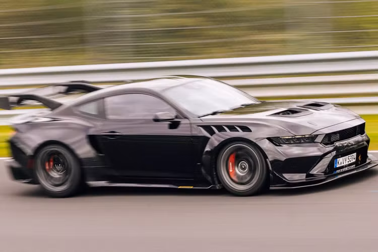 Thời gian hoàn thành một vòng đua được lập bởi tay đua Multimatic Motorsports Dirk Müller, thực hiện lời hứa của CEO Ford Jim Farley vào tháng 8 năm 2023. Mặc dù Mustang GTD đã vượt qua Porsche 992 GT3 trước khi nâng cấp (6:59.93) nhưng vẫn còn chưa bắt kịp được các mẫu xe như Porsche 992 GT3 RS (6:49.328) và Mercedes-AMG GT Black Series (6:48.047).