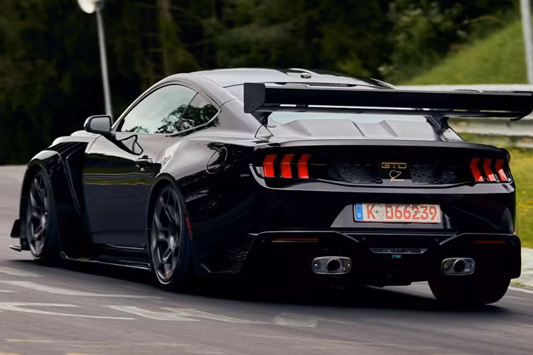 Với việc tinh chỉnh, cải thiện thời tiết và những hiểu biết sâu sắc từ lần chạy đầu tiên, Ford có cơ hội lớn để leo lên vị trí cao hơn nữa trên bảng xếp hạng những chiếc xe sản xuất nhanh nhất của đường đua nổi tiếng này.