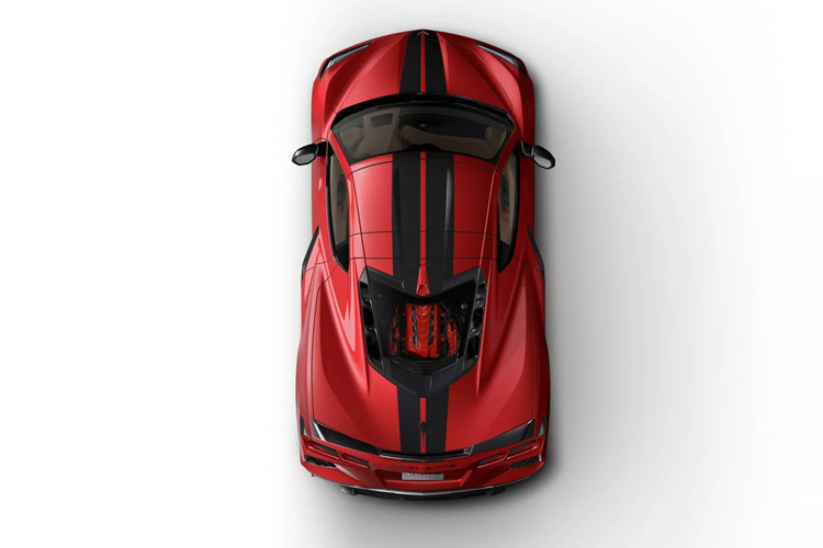 Chevrolet sẽ cung cấp những xe Corvette Red Flame ở cả 2 kiểu thân là Coupe mui cứng và Convertible mui mở, số lượng chia đều cho các dạng thân xe này. Một nửa sẽ được sơn màu Red Mist Metallic Tint Coat với sắc đỏ ánh kim trong khi nửa còn lại sẽ được sơn màu Carbon Flash Metallic có tông xám ánh kim.