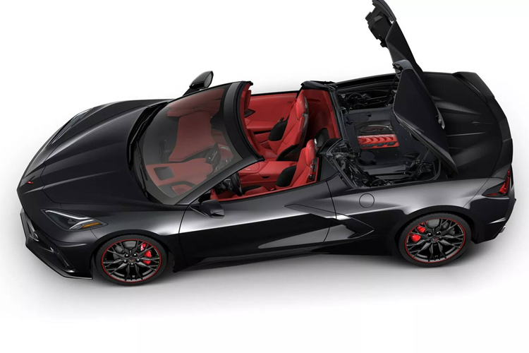 Tất cả các mẫu Coupe được đưa vào dây chuyền sản xuất đều đạt tiêu chuẩn với chi tiết trang trí bằng sợi carbon bao quanh động cơ V8 6,2 lít đặt giữa. Các phiên bản mui mở sẽ được trang bị một tấm nắp nhỏ trong suốt ở khoang động cơ để chủ xe có thể nhìn thấy động cơ V8 khi đóng mở mui.