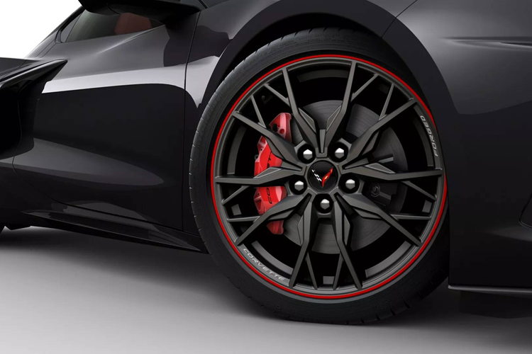 Cấu hình của các mẫu màu Carbon Flash Metallic có một chút khác biệt. Xe đi bộ mâm hợp kim nhôm 20 chấu có sọc đỏ, trong khi cabin được trang trí bằng màu Adrenaline Red Dip với tông đỏ thể thao, tạo nên diện mạo cũng thú vị không kém.