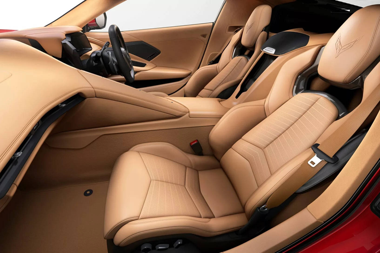 20 chiếc sơn màu Red Mist Metallic Tint Coat có sẵn tem thể thao kiểu sọc đua kép dài hết thân xe và bộ mâm hợp kim nhôm 5 chấu sơn màu Carbon Flash. Các tính năng khác bao gồm cùm phanh màu đỏ và nội thất bọc da tổng hợp có màu be nhạt.