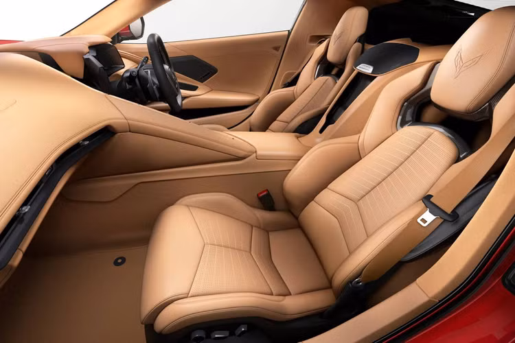 20 chiếc sơn màu Red Mist Metallic Tint Coat có sẵn tem thể thao kiểu sọc đua kép dài hết thân xe và bộ mâm hợp kim nhôm 5 chấu sơn màu Carbon Flash. Các tính năng khác bao gồm cùm phanh màu đỏ và nội thất bọc da tổng hợp có màu be nhạt.