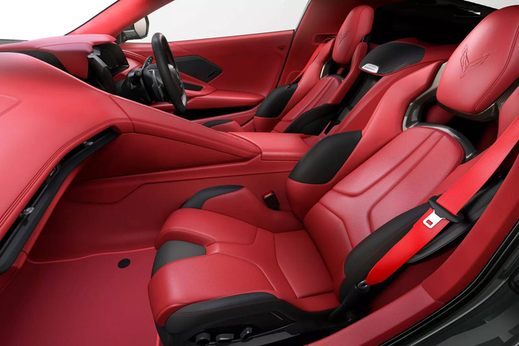 Chevrolet cũng đã trang bị ghế thể thao GT2 ôm sát thân và gói trang trí nội thất theo phong cách “vô hình” độc đáo.