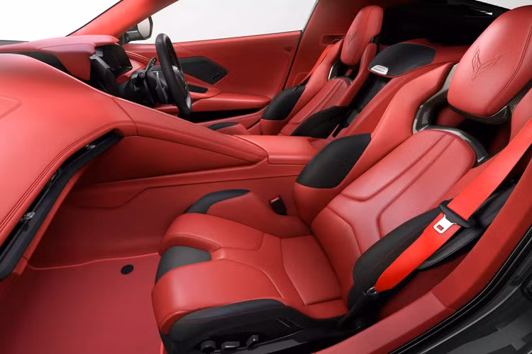 Chevrolet cũng đã trang bị ghế thể thao GT2 ôm sát thân và gói trang trí nội thất theo phong cách “vô hình” độc đáo.