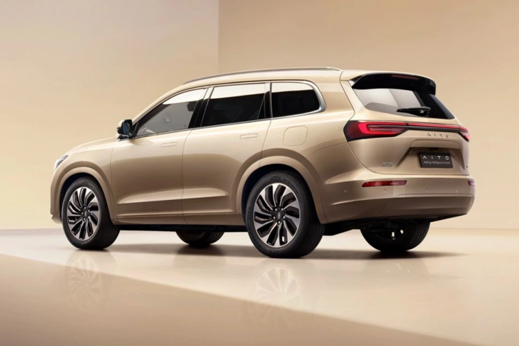 Mặt khác, Aito M7 Ultra mới được trang bị lidar 192 dòng, kết hợp với ba radar sóng milimet, 12 radar siêu âm và 11 camera, cho phép Ultra sử dụng chức năng NCA (Trợ lý điều khiển dẫn đường).