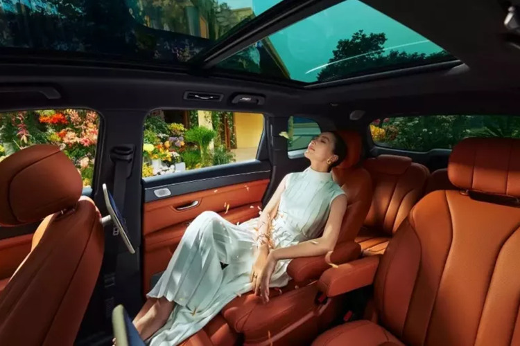 Đặc biệt, Pro đã được ra mắt vào ngày 26/8/2024, có sẵn trong bốn phiên bản với mức giá từ 249.800 - 289.800 nhân dân tệ (35.100 - 40.700 USD).