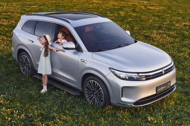 Sau đó, dòng xe này bổ sung thêm hai phiên bản dẫn động cầu sau thông minh. Phạm vi giá của bảy phiên bản là 249.800 – 329.800 nhân dân tệ (35.100 – 47.000 USD). Tiếp theo, vào năm 2024, dòng Aito M7 đã ra mắt hai mẫu xe mới là Aito M7 Ultra mới và M7 Pro.