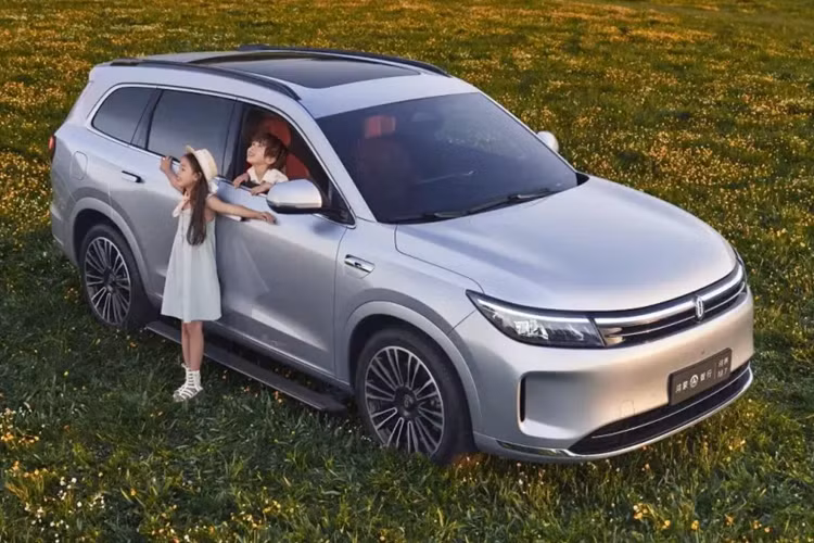 Sau đó, dòng xe này bổ sung thêm hai phiên bản dẫn động cầu sau thông minh. Phạm vi giá của bảy phiên bản là 249.800 – 329.800 nhân dân tệ (35.100 – 47.000 USD). Tiếp theo, vào năm 2024, dòng Aito M7 đã ra mắt hai mẫu xe mới là Aito M7 Ultra mới và M7 Pro.